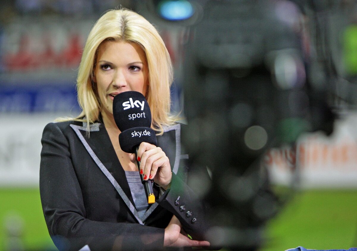 FOTO Magnetul blond » Lovită a treia oară! Jessica Kastrop e o mare atracţie pentru mingi