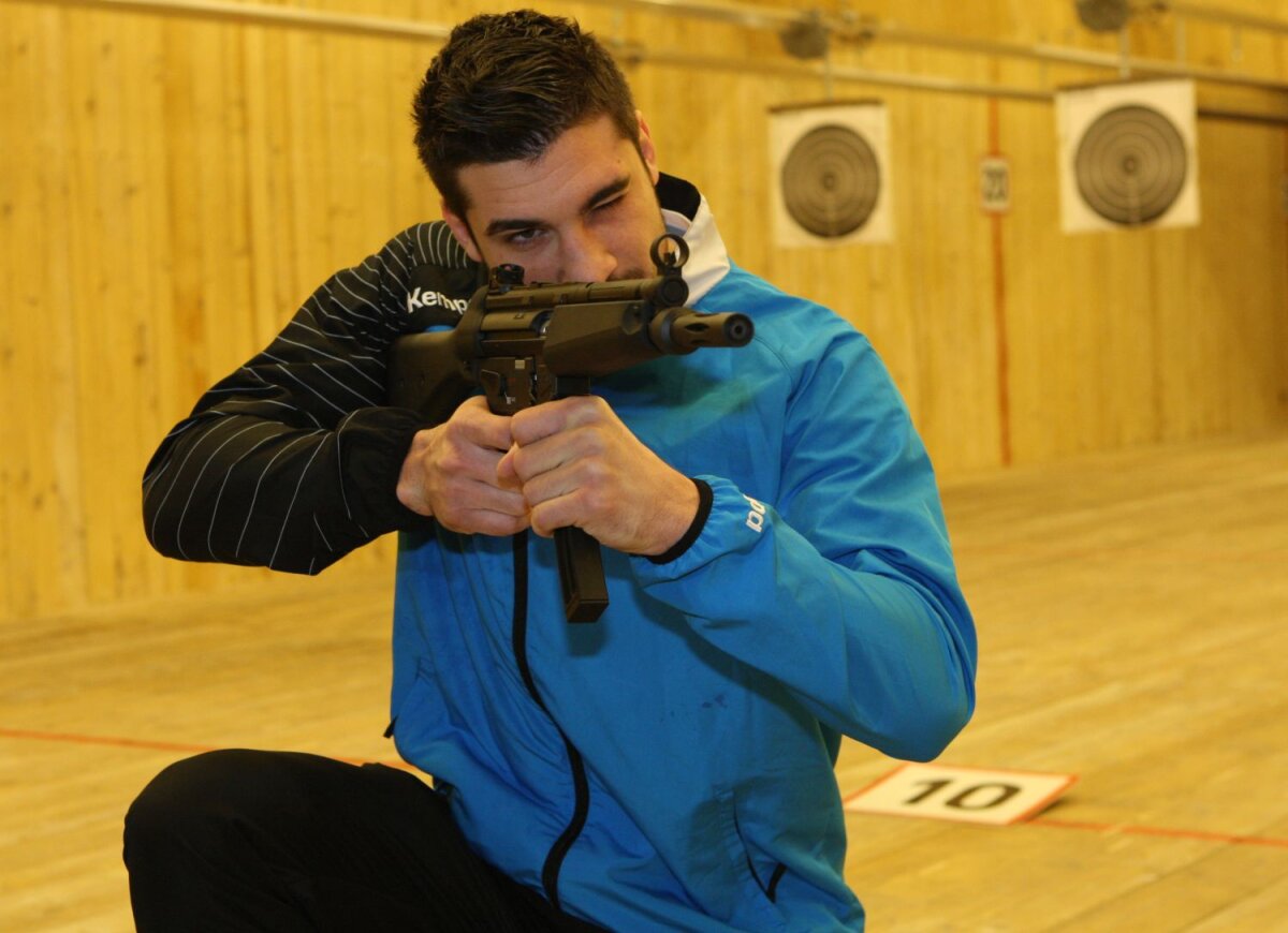 Trăgător de elită » Alexandru Şimicu şi-a reglat tirul înaintea meciului decisiv pentru calificarea în sferturile de finală ale Cupei EHF