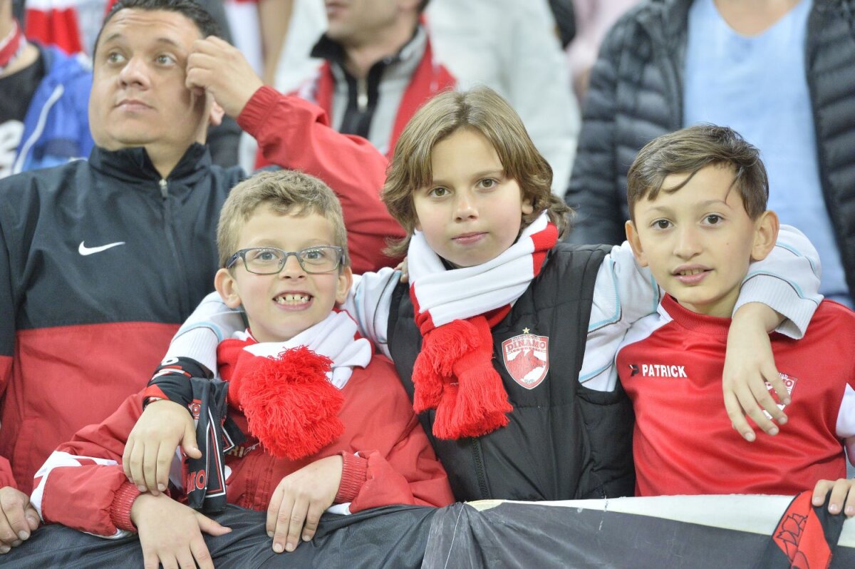 FOTO Steliştii mulţi, dinamoviştii buni » Fanii "cîinilor" s-au impus în duelul galeriilor din Derby