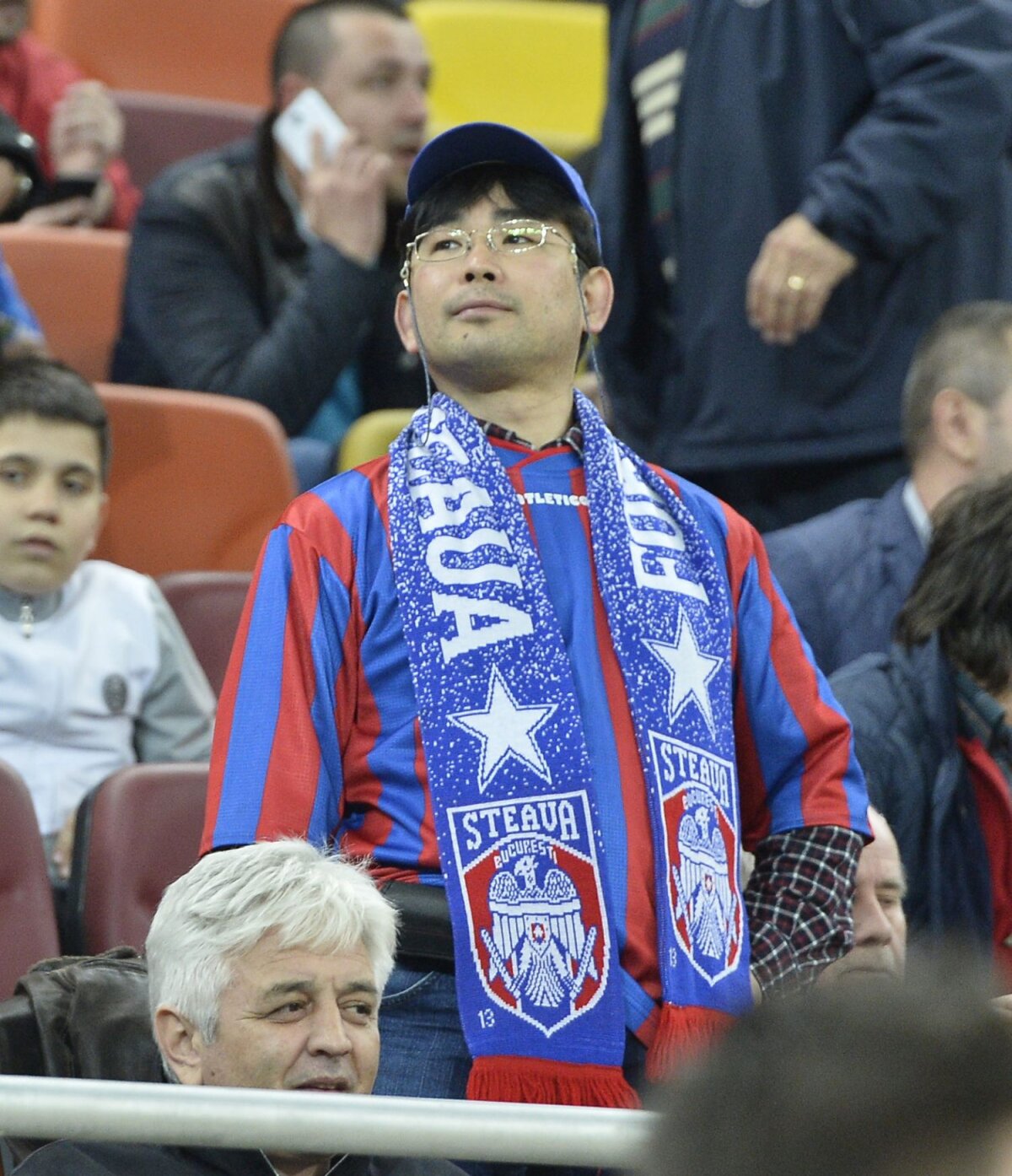 FOTO Steliştii mulţi, dinamoviştii buni » Fanii "cîinilor" s-au impus în duelul galeriilor din Derby