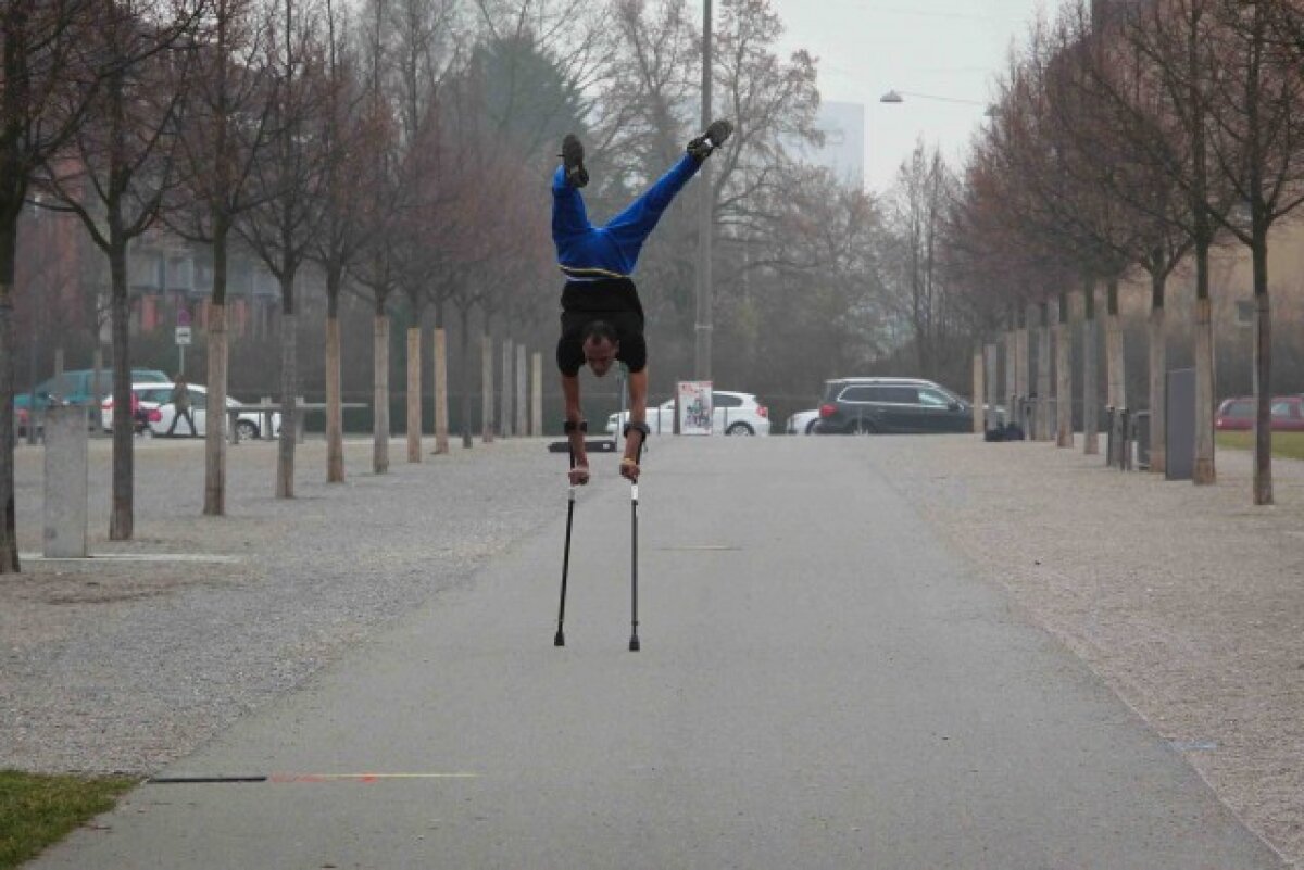 FOTO & VIDEO » Un etiopian este cea mai rapidă persoană cu dizabilităţi la "alergatul" în mîini pe cîrje!
