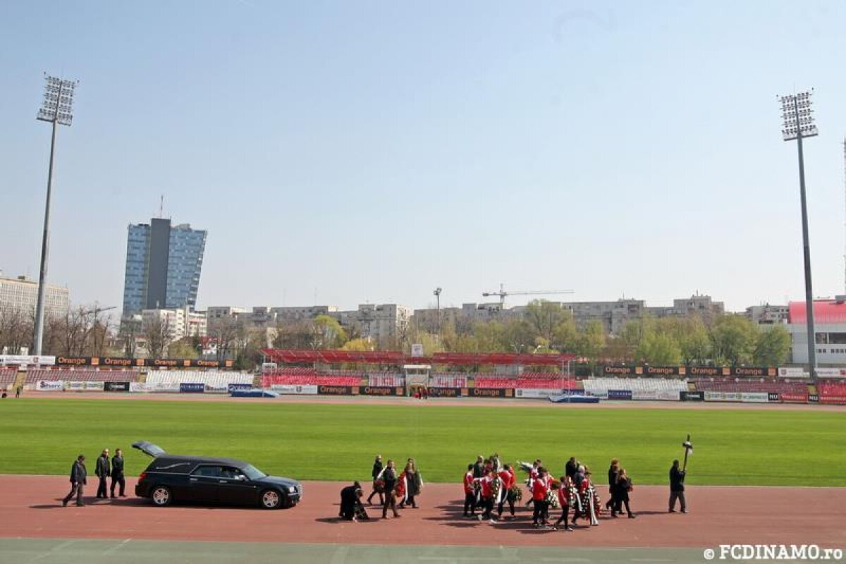 FOTO Fostul jucător şi conducător al lui Dinamo Augustin Deleanu a fost înmormîntat azi
