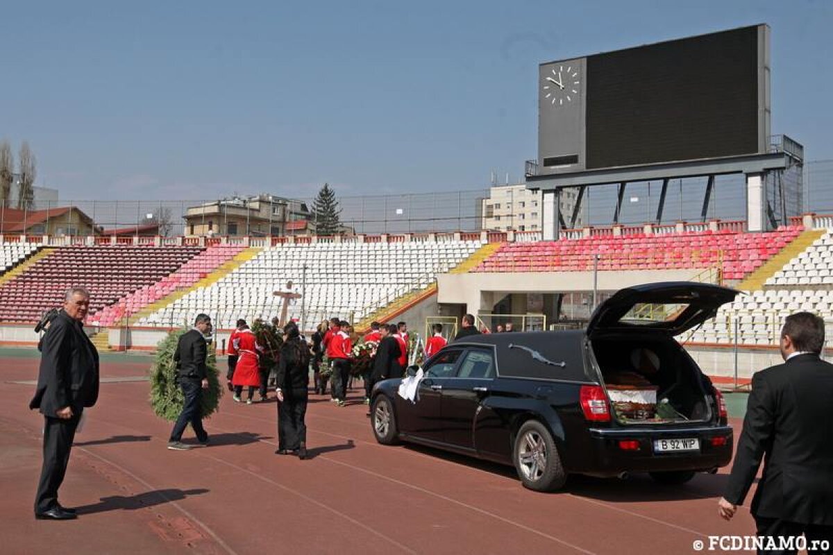 FOTO Fostul jucător şi conducător al lui Dinamo Augustin Deleanu a fost înmormîntat azi