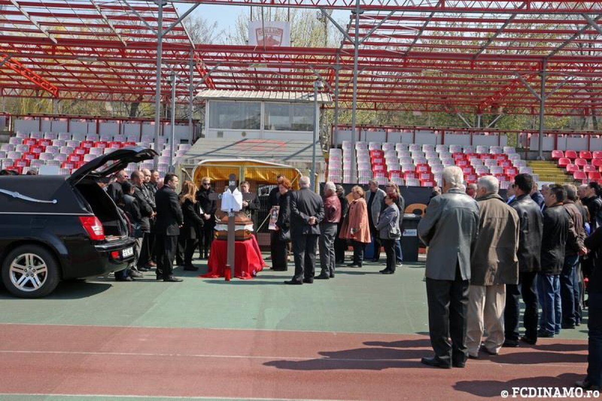 FOTO Fostul jucător şi conducător al lui Dinamo Augustin Deleanu a fost înmormîntat azi