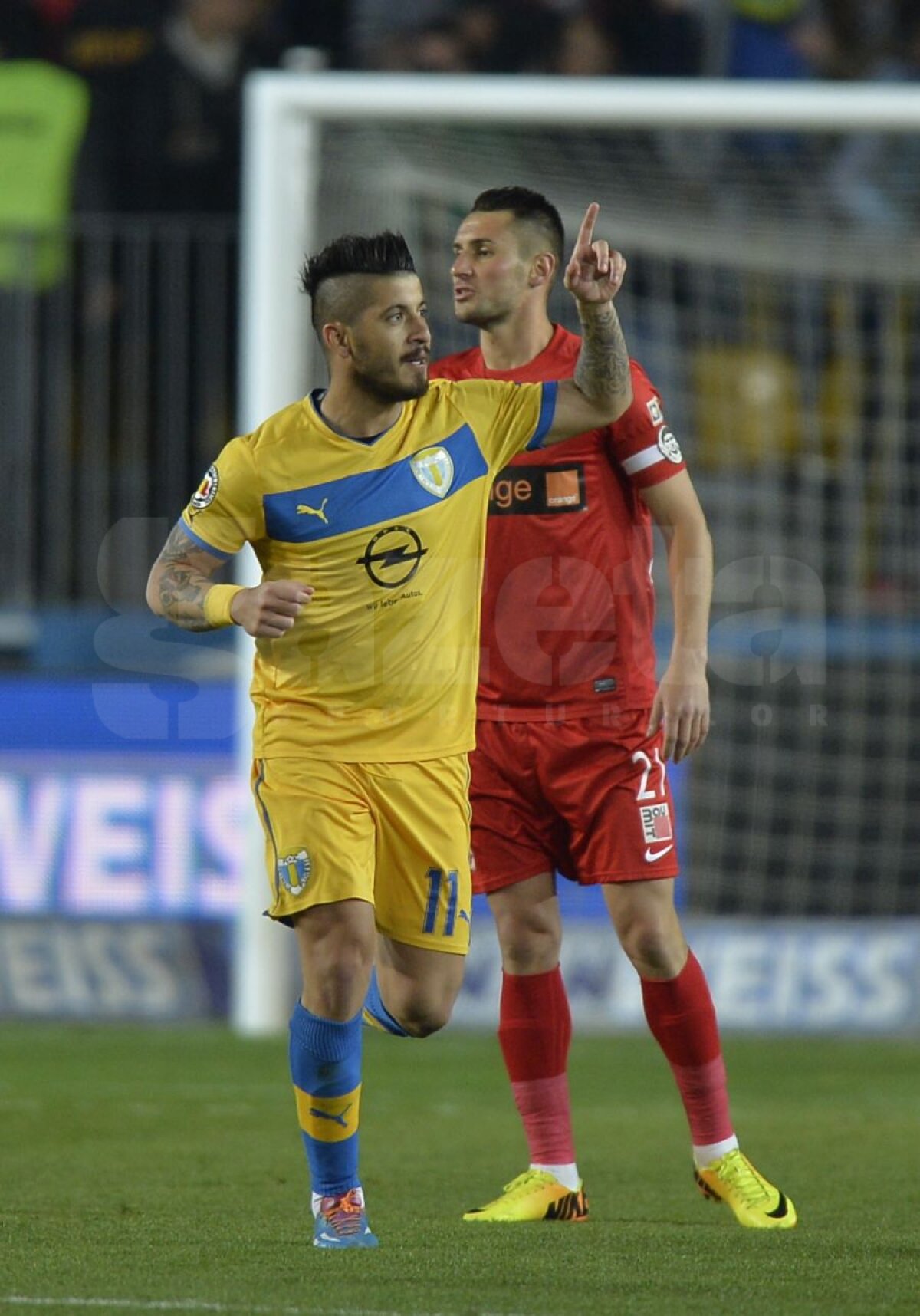 FOTO şi VIDEO "Tocaţi" de arbitrul Radu Petrescu, roş-albii au plecat cu un punct de la Ploieşti » Petrolul - Dinamo 2-2