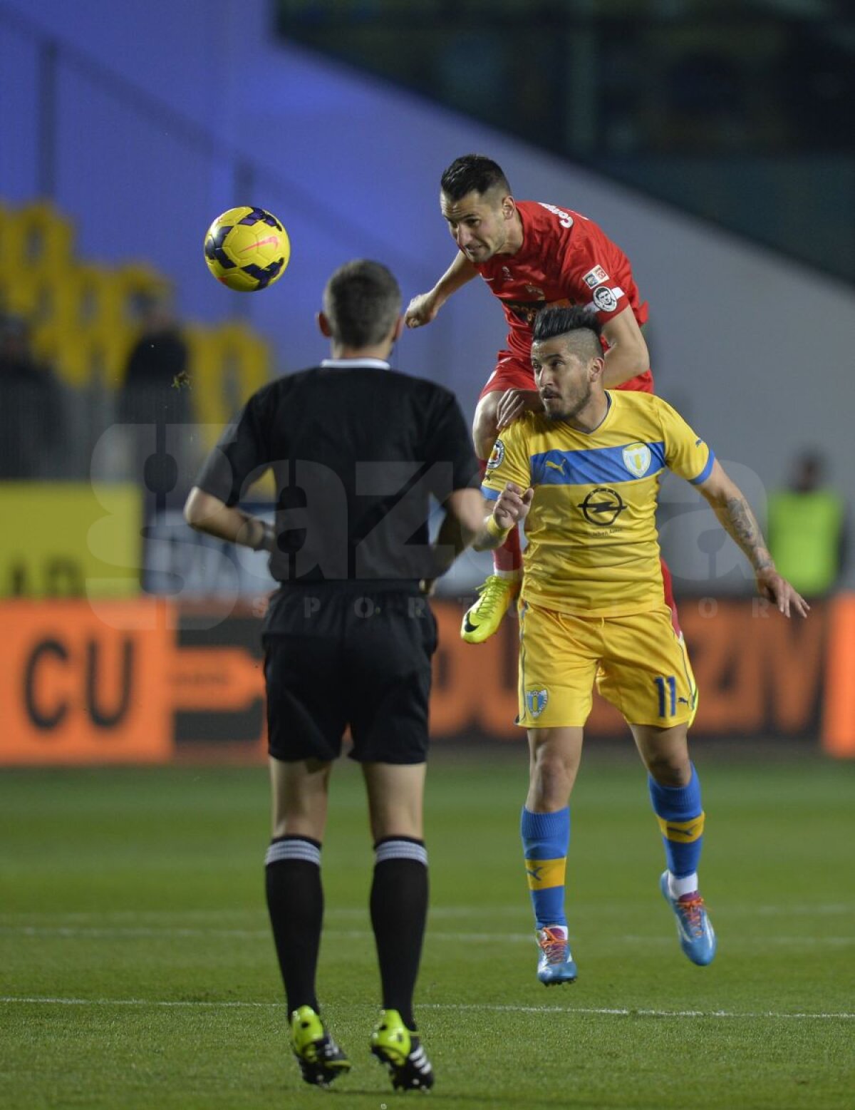 FOTO şi VIDEO "Tocaţi" de arbitrul Radu Petrescu, roş-albii au plecat cu un punct de la Ploieşti » Petrolul - Dinamo 2-2