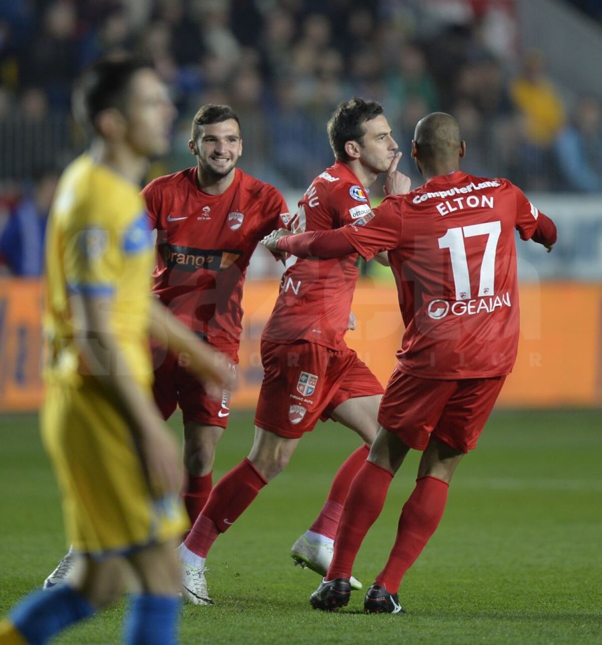 FOTO şi VIDEO "Tocaţi" de arbitrul Radu Petrescu, roş-albii au plecat cu un punct de la Ploieşti » Petrolul - Dinamo 2-2
