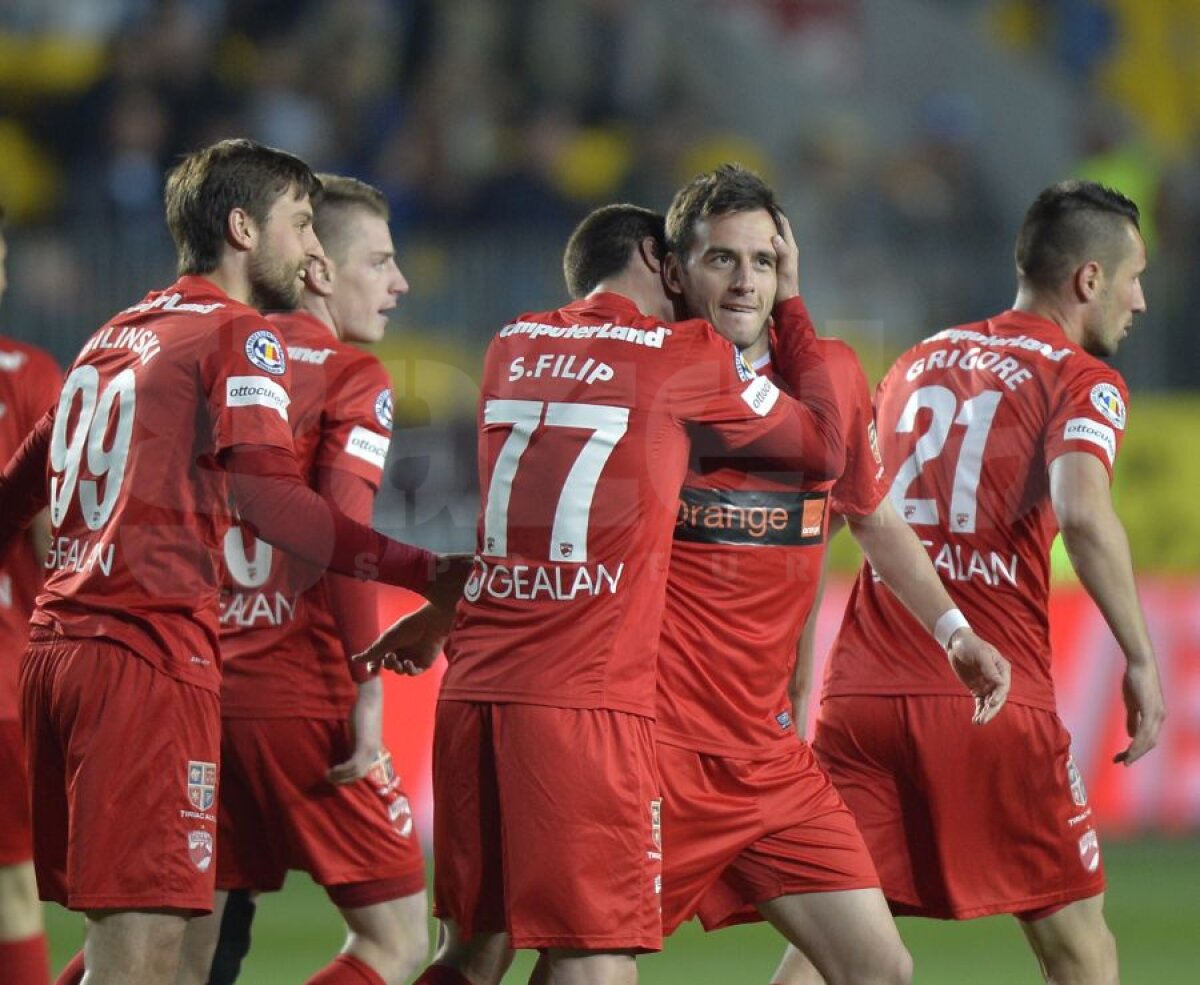 FOTO şi VIDEO "Tocaţi" de arbitrul Radu Petrescu, roş-albii au plecat cu un punct de la Ploieşti » Petrolul - Dinamo 2-2