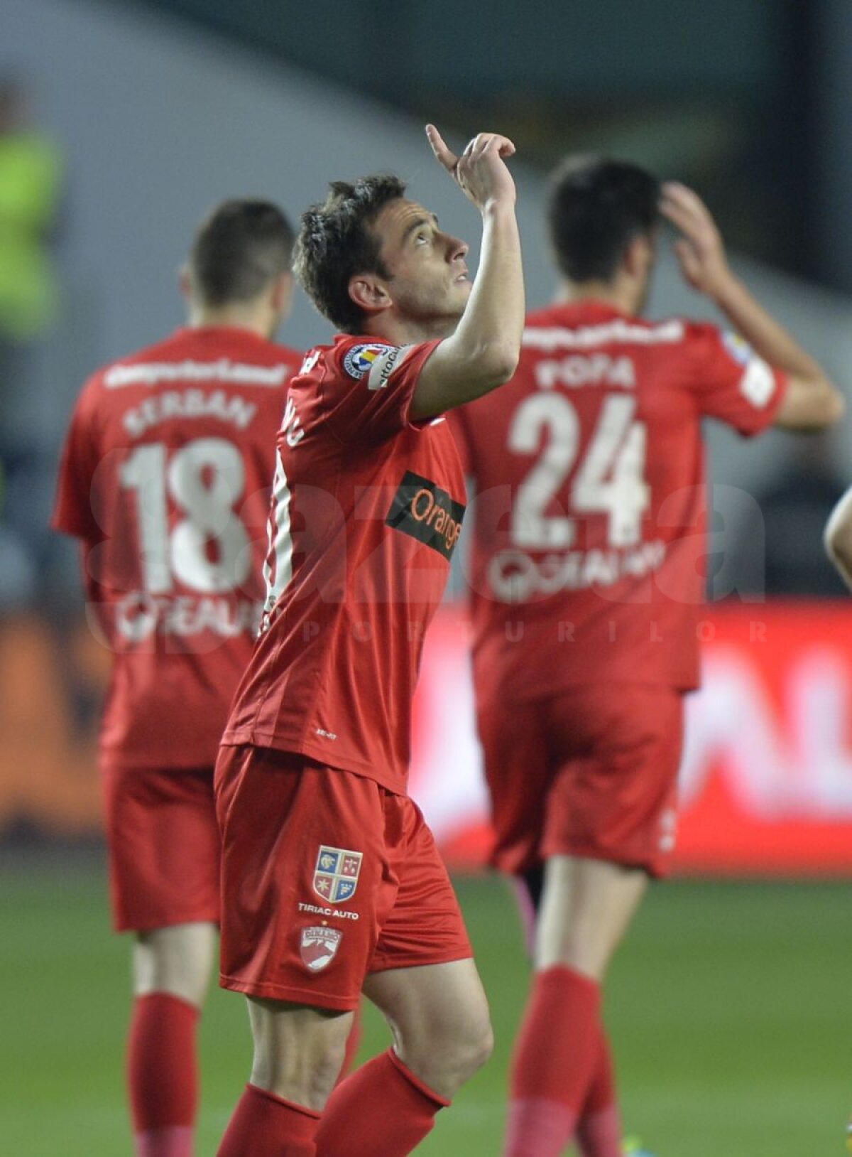 FOTO şi VIDEO "Tocaţi" de arbitrul Radu Petrescu, roş-albii au plecat cu un punct de la Ploieşti » Petrolul - Dinamo 2-2