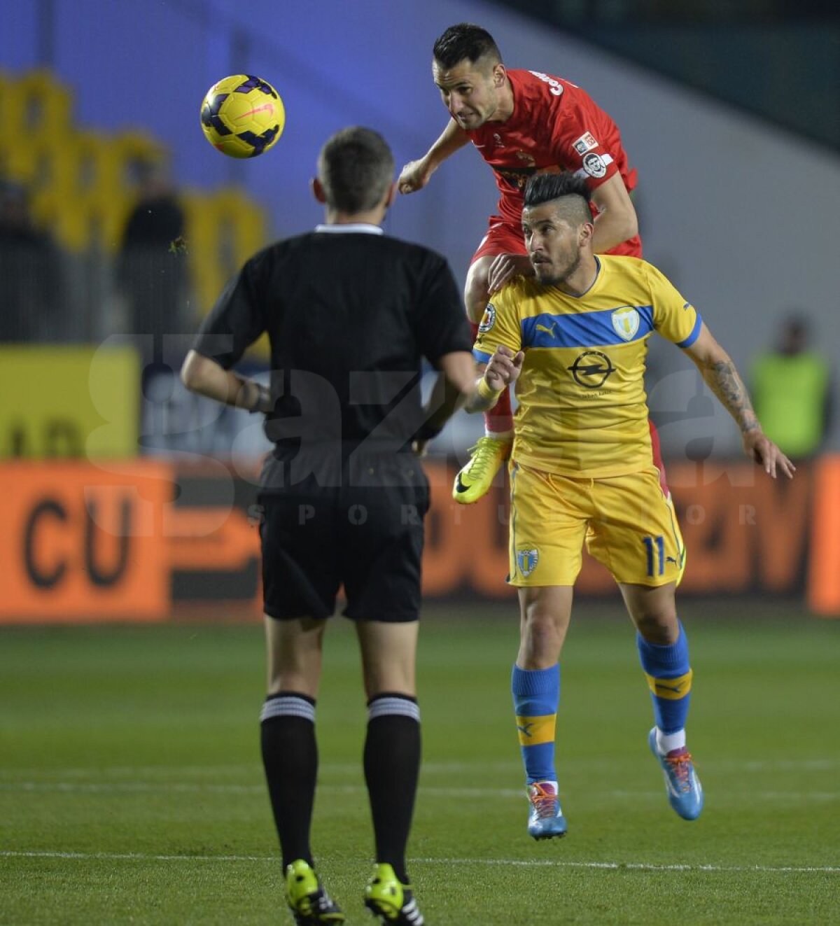 FOTO şi VIDEO "Tocaţi" de arbitrul Radu Petrescu, roş-albii au plecat cu un punct de la Ploieşti » Petrolul - Dinamo 2-2