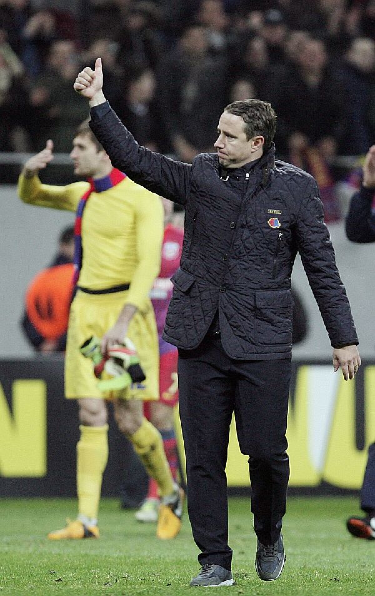 Piţi, vezi că Laur strînge like-uri! :) Antrenorul Stelei a găsit o metodă originală prin care face presing la postul de selecţioner