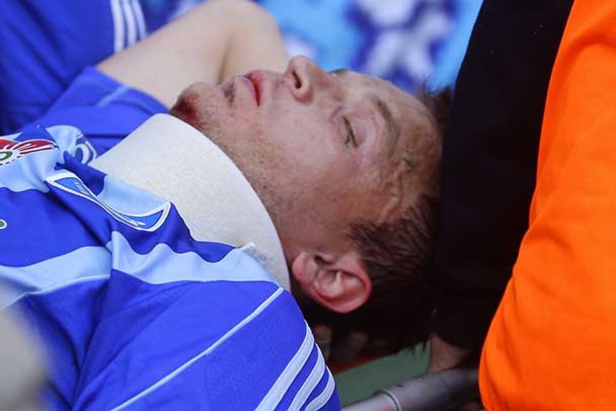 VIDEO şi FOTO » Gusev, accidentare înfiorătoare în derby-ul Dnepr - Dinamo » "Adversarii i-au salvat viaţa!"