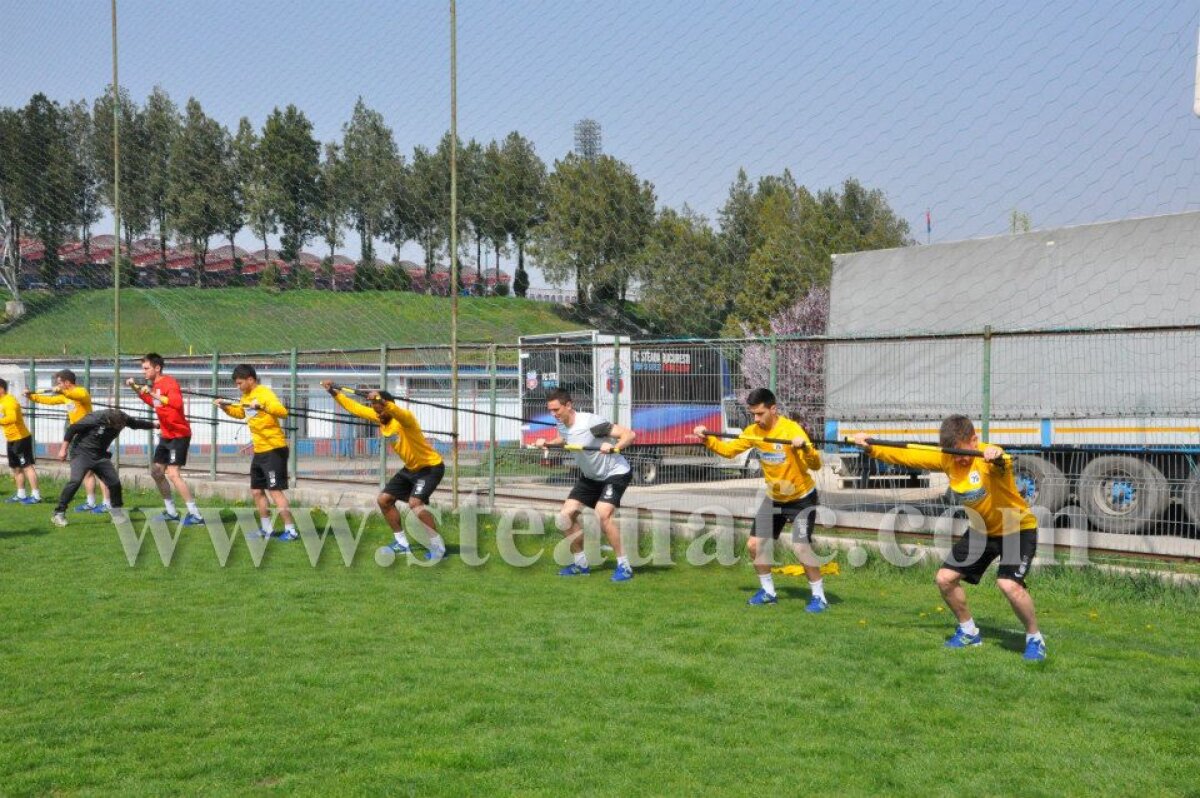 GALERIE FOTO Din secretele steliştilor » Thomas Neubert i-a "înhămat" pe jucători la un nou tip de antrenament