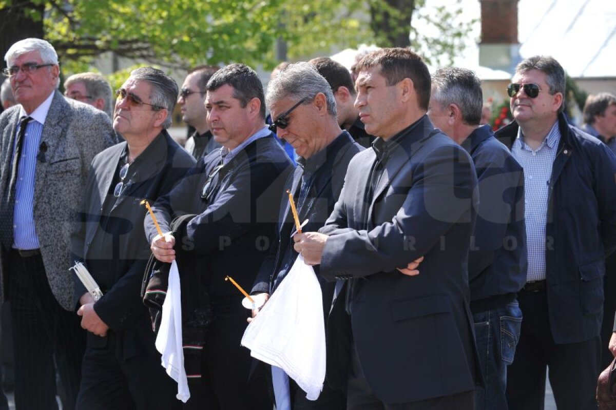 GALERIE FOTO Ultimul drum pentru Corneliu Stroe » Creatorul Craiovei Maxima a fost înmormîntat azi, iar legendele Ştiinţei au fost prezente