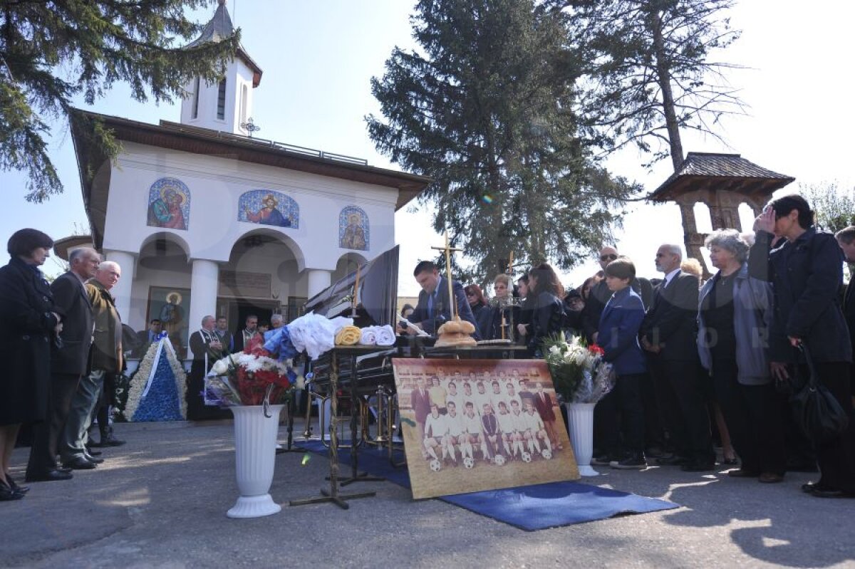 GALERIE FOTO Ultimul drum pentru Corneliu Stroe » Creatorul Craiovei Maxima a fost înmormîntat azi, iar legendele Ştiinţei au fost prezente
