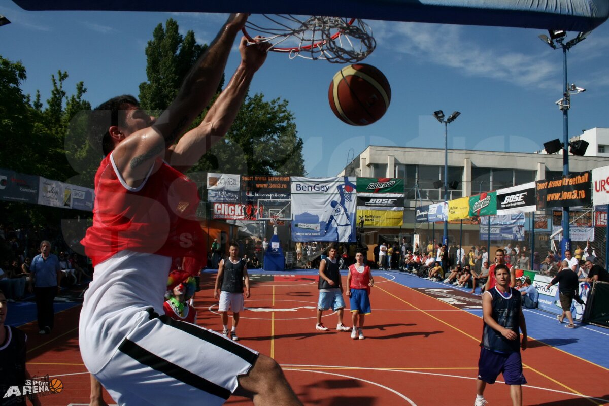 GALERIE FOTO Zece ani în 10 imagini de colecţie de la cel mai mare turneu de baschet din Bucureşti, Sport Arena Streetball!