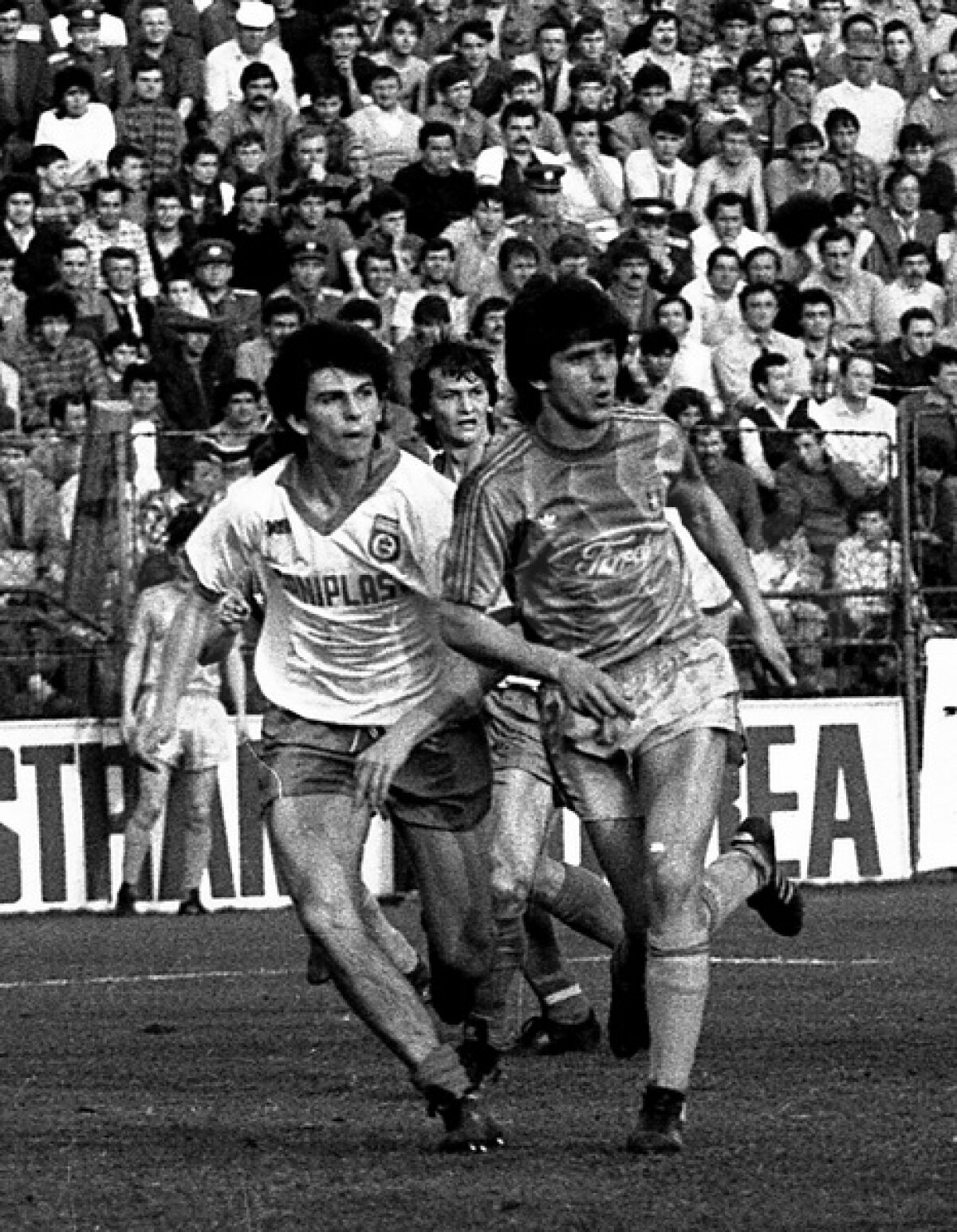 GALERIE FOTO Ziua "Fiarei" » 30 de imagini spectaculoase din cariera lui Marius Lăcătuş