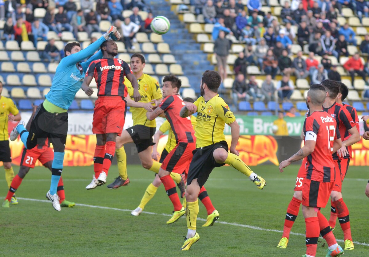 FOTO şi VIDEO FC Braşov - Astra 2-1 » Ardelenii au cîştigat 3 puncte vitale! Giurgiuvenii sînt tot mai departe de Steaua