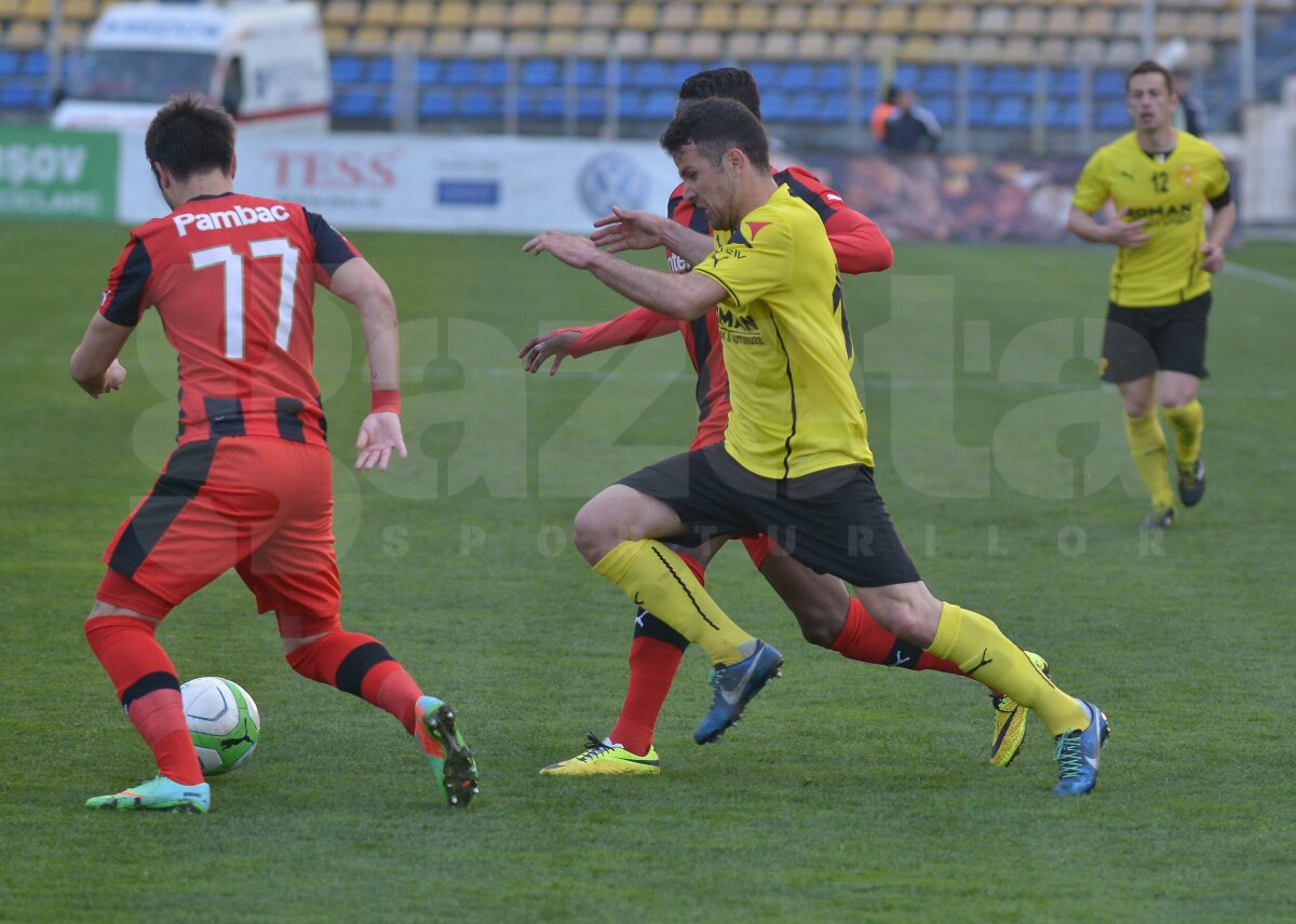 FOTO şi VIDEO FC Braşov - Astra 2-1 » Ardelenii au cîştigat 3 puncte vitale! Giurgiuvenii sînt tot mai departe de Steaua
