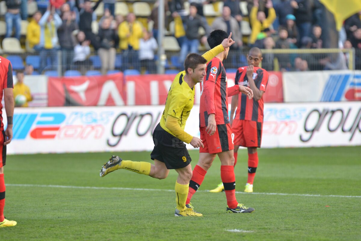 FOTO şi VIDEO FC Braşov - Astra 2-1 » Ardelenii au cîştigat 3 puncte vitale! Giurgiuvenii sînt tot mai departe de Steaua