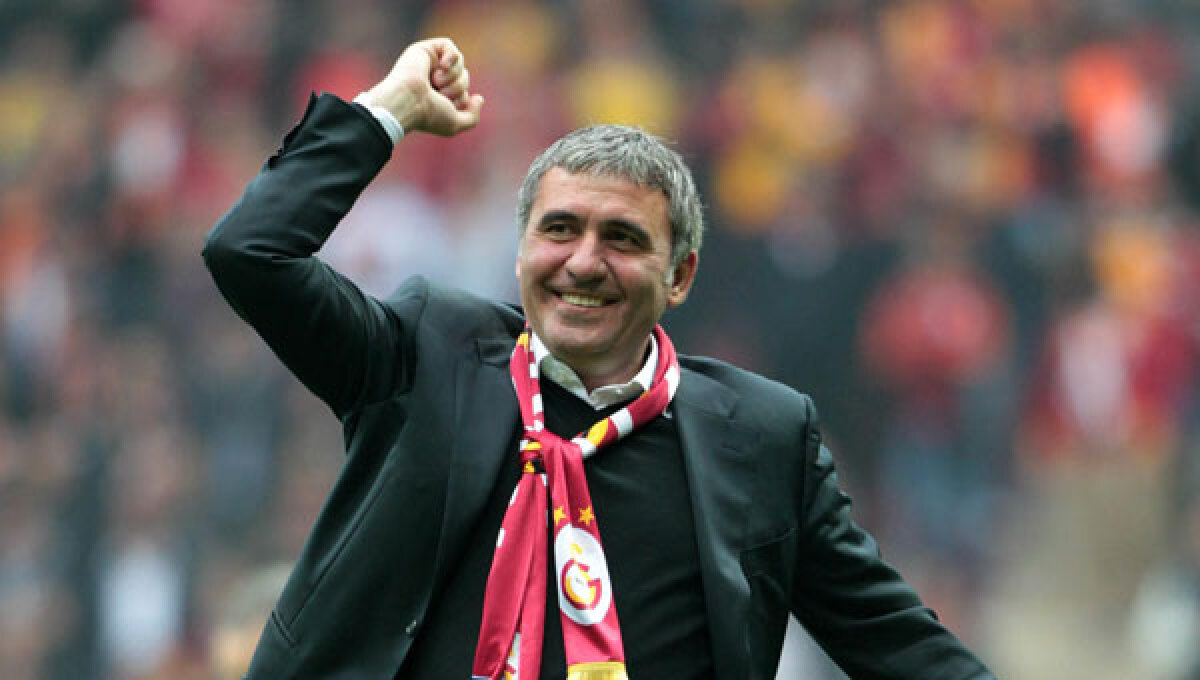 VIDEO şi FOTO Gică Hagi, ovaţionat pe stadionul lui Galatasaray la derby-ul cu Fener!