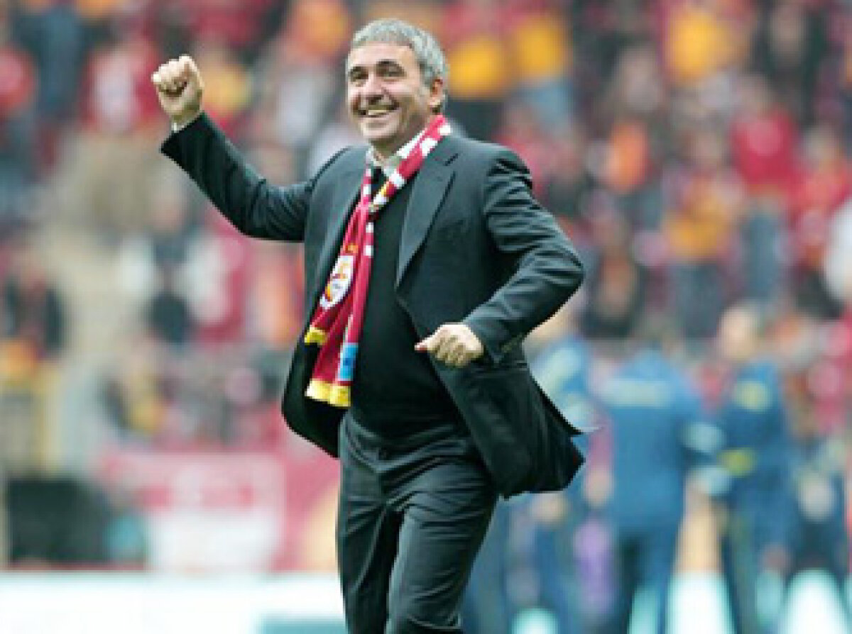 VIDEO şi FOTO Gică Hagi, ovaţionat pe stadionul lui Galatasaray la derby-ul cu Fener!