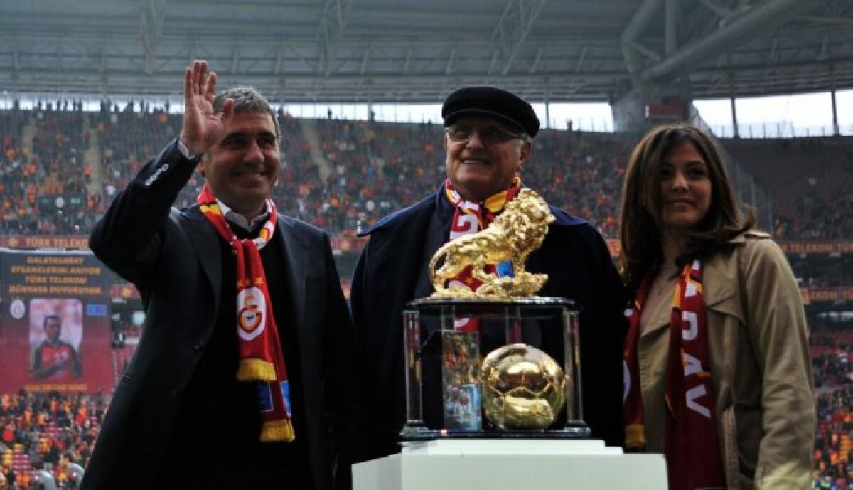 VIDEO şi FOTO Gică Hagi, ovaţionat pe stadionul lui Galatasaray la derby-ul cu Fener!