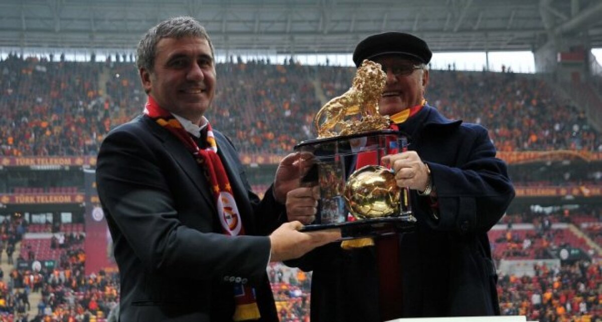 VIDEO şi FOTO Gică Hagi, ovaţionat pe stadionul lui Galatasaray la derby-ul cu Fener!