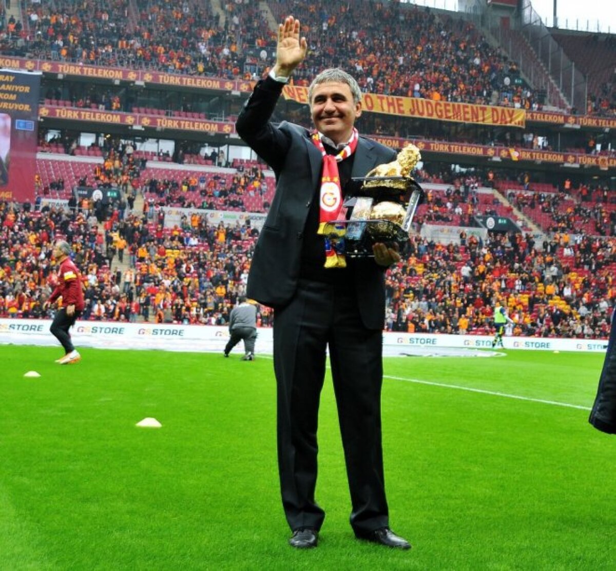 VIDEO şi FOTO Gică Hagi, ovaţionat pe stadionul lui Galatasaray la derby-ul cu Fener!