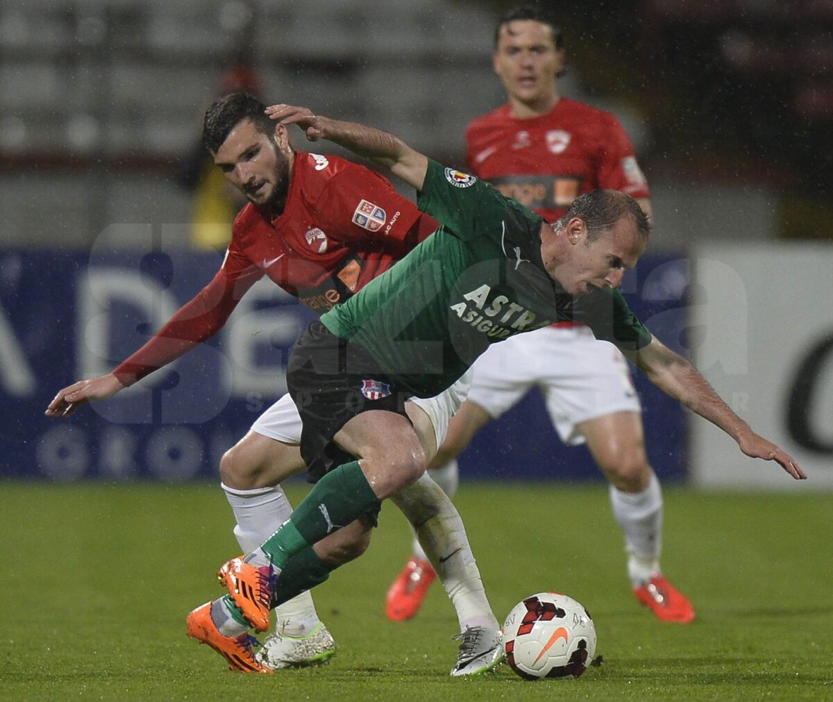 VIDEO şi FOTO Dinamo - Oţelul 3-1 » "Cîinii" revin pe locul 4
