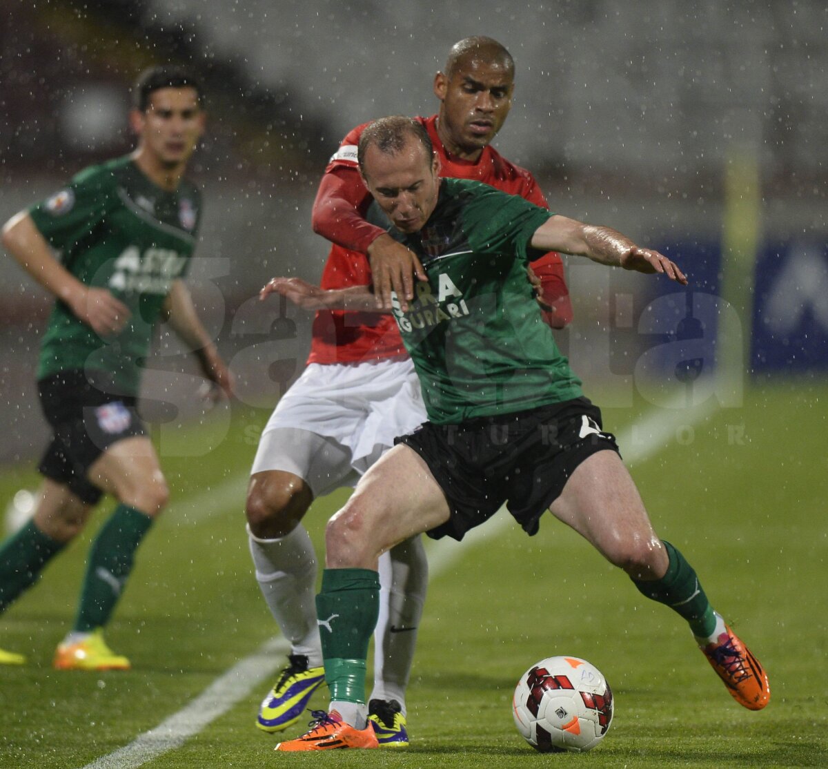 VIDEO şi FOTO Dinamo - Oţelul 3-1 » "Cîinii" revin pe locul 4