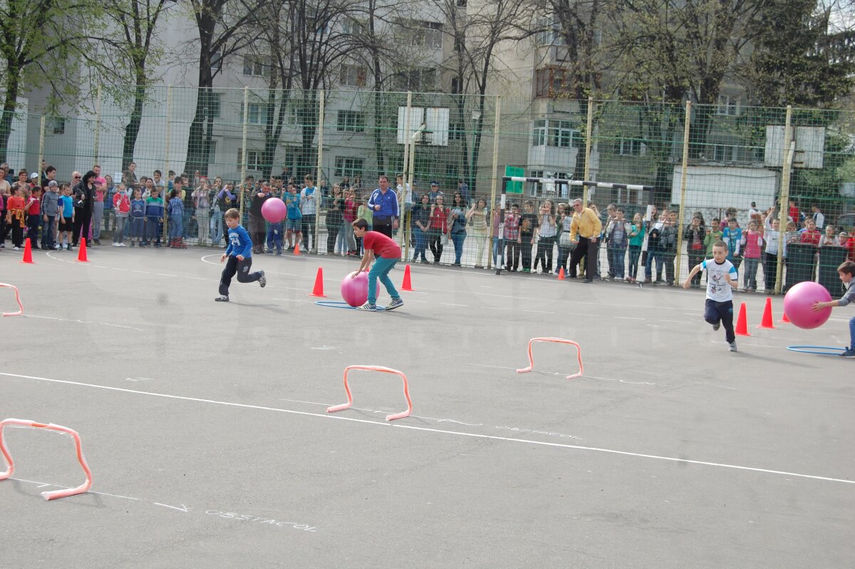 GALERIE FOTO Părinţi provocaţi de copii la mişcare în Vaslui » Peste 200 de concurenţi au răspuns iniţiativei