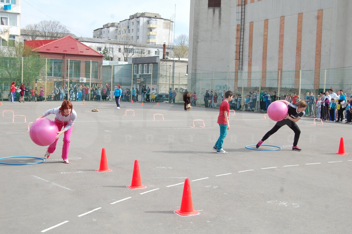 GALERIE FOTO Părinţi provocaţi de copii la mişcare în Vaslui » Peste 200 de concurenţi au răspuns iniţiativei