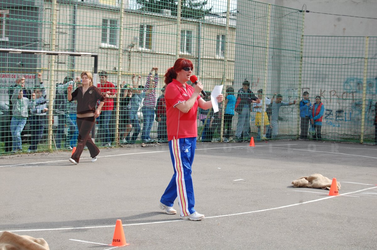 GALERIE FOTO Părinţi provocaţi de copii la mişcare în Vaslui » Peste 200 de concurenţi au răspuns iniţiativei