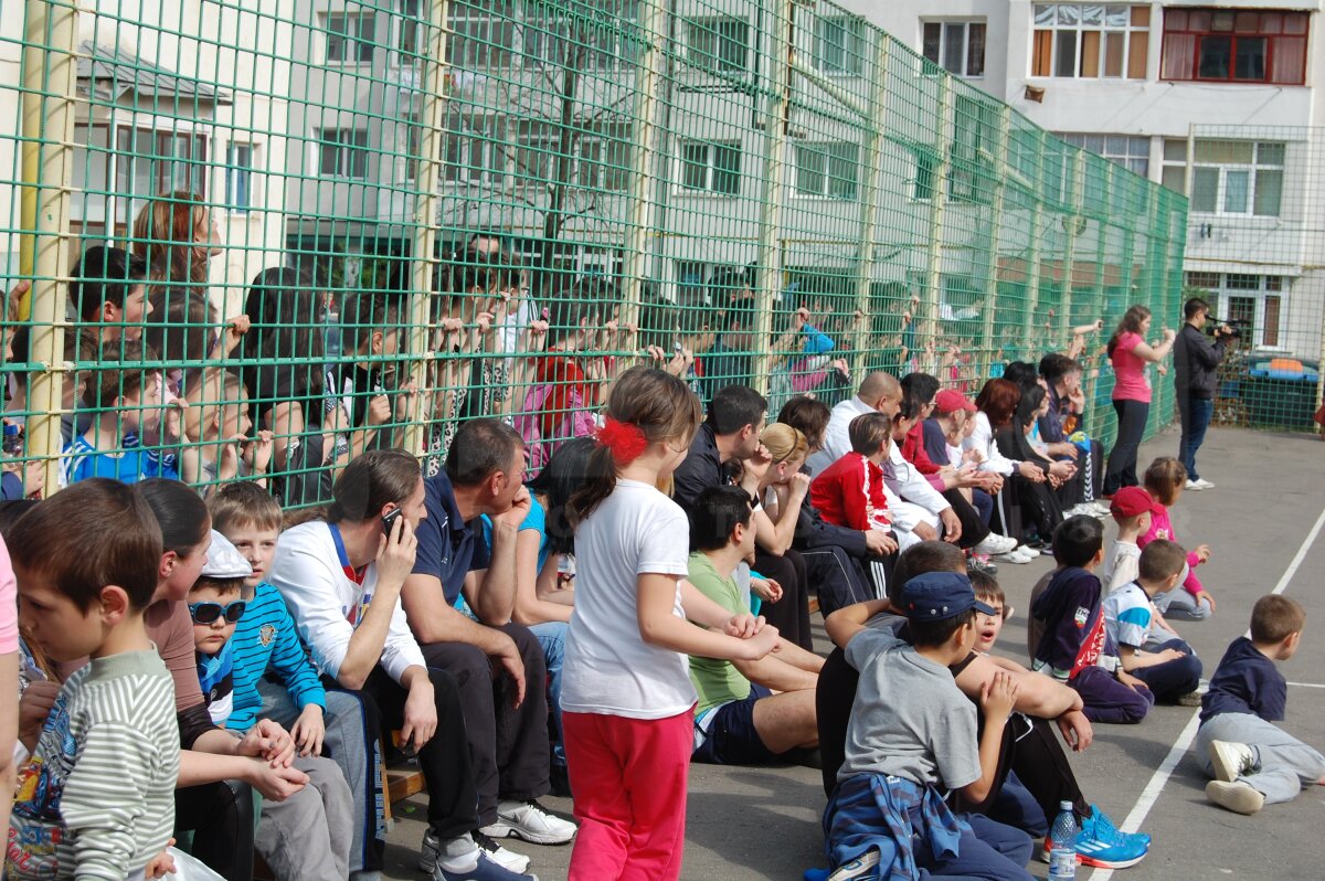 GALERIE FOTO Părinţi provocaţi de copii la mişcare în Vaslui » Peste 200 de concurenţi au răspuns iniţiativei