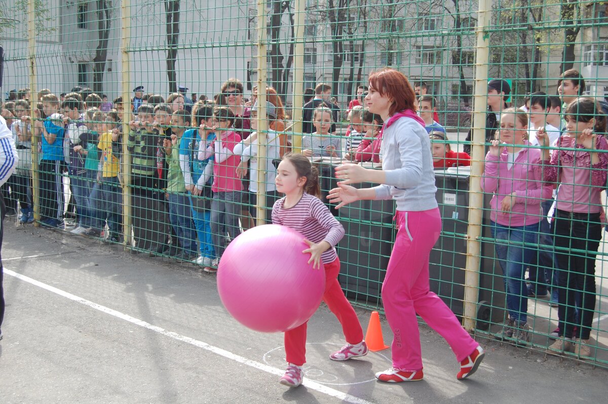 GALERIE FOTO Părinţi provocaţi de copii la mişcare în Vaslui » Peste 200 de concurenţi au răspuns iniţiativei