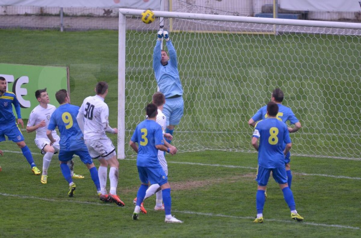 FOTO şi VIDEO Dan Alexa candidează la trofeul "Mister X" » Corona - ACS Poli 0-0