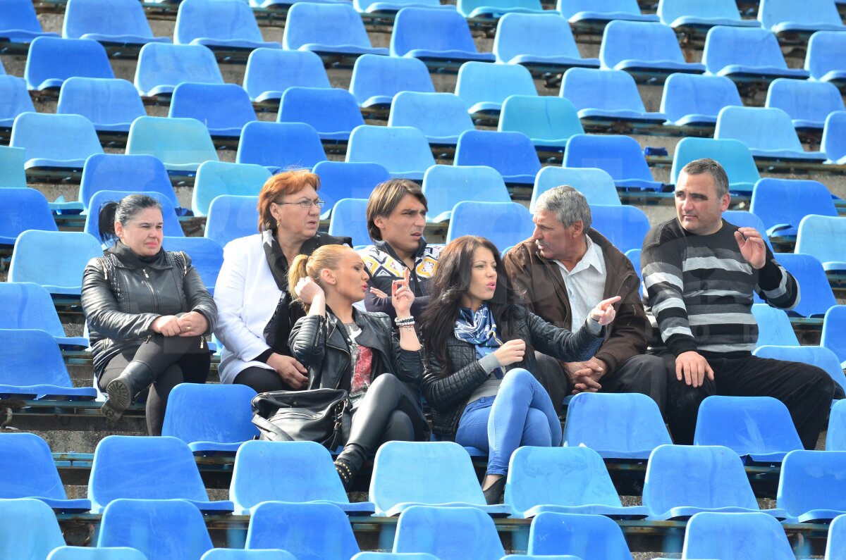 GALERIE FOTO Fostul căpitan al Ştiinţei, Mădălin Ciucă, spectator la meciul ”rivalilor” de la CSU. Iată motivul ;)