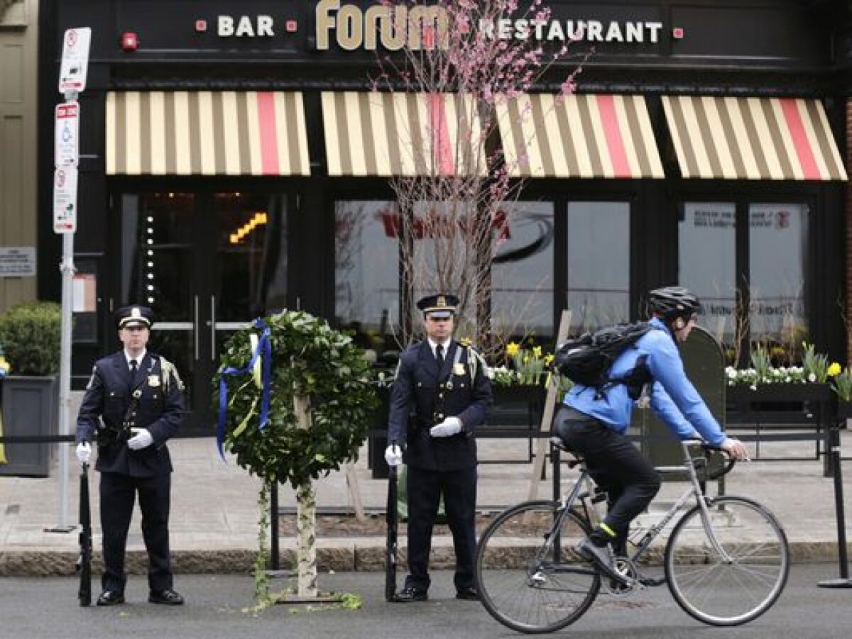 GALERIE FOTO Ceremonie umbrită în SUA » La un an de la atentatul de la Boston, două ghiozdane suspecte au fost detonate la linia de sosire a maratonului!