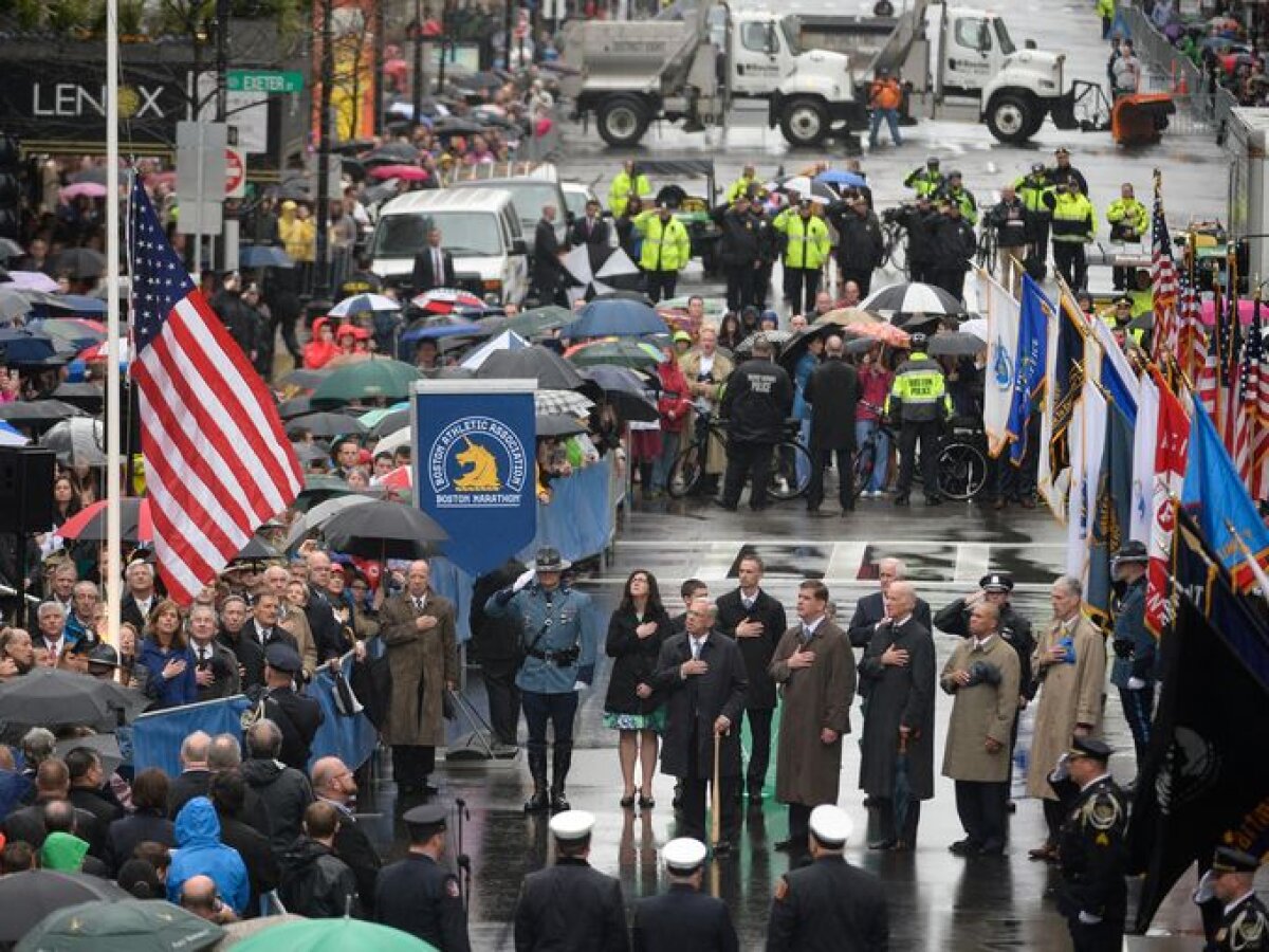 GALERIE FOTO Ceremonie umbrită în SUA » La un an de la atentatul de la Boston, două ghiozdane suspecte au fost detonate la linia de sosire a maratonului!