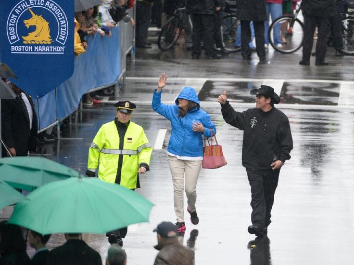 GALERIE FOTO Ceremonie umbrită în SUA » La un an de la atentatul de la Boston, două ghiozdane suspecte au fost detonate la linia de sosire a maratonului!