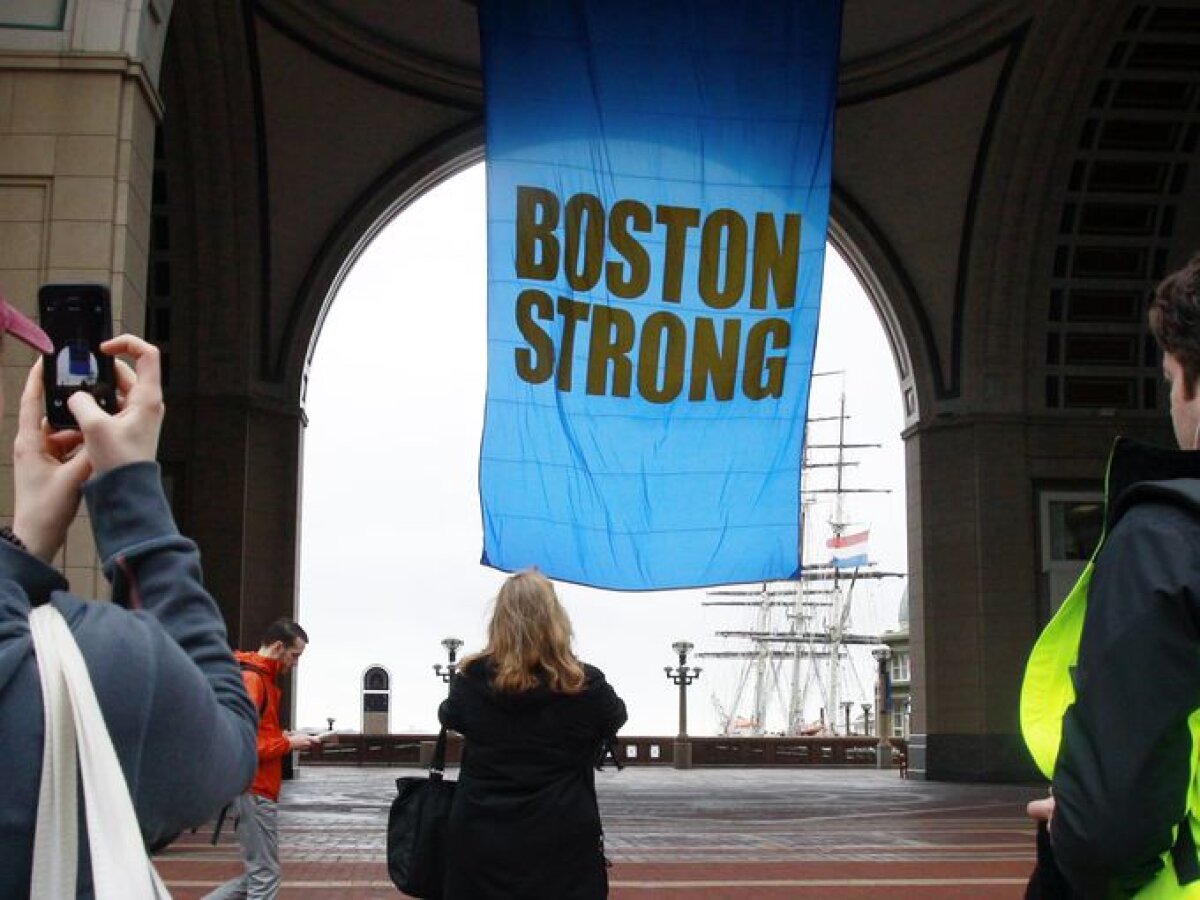 GALERIE FOTO Ceremonie umbrită în SUA » La un an de la atentatul de la Boston, două ghiozdane suspecte au fost detonate la linia de sosire a maratonului!