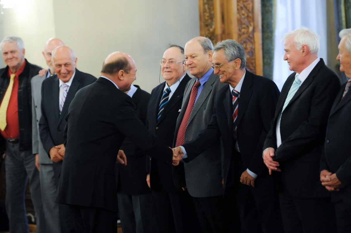 GALERIE FOTO Traian Băsescu i-a primit la o recepţie pe jucătorii echipei naţionale de handbal