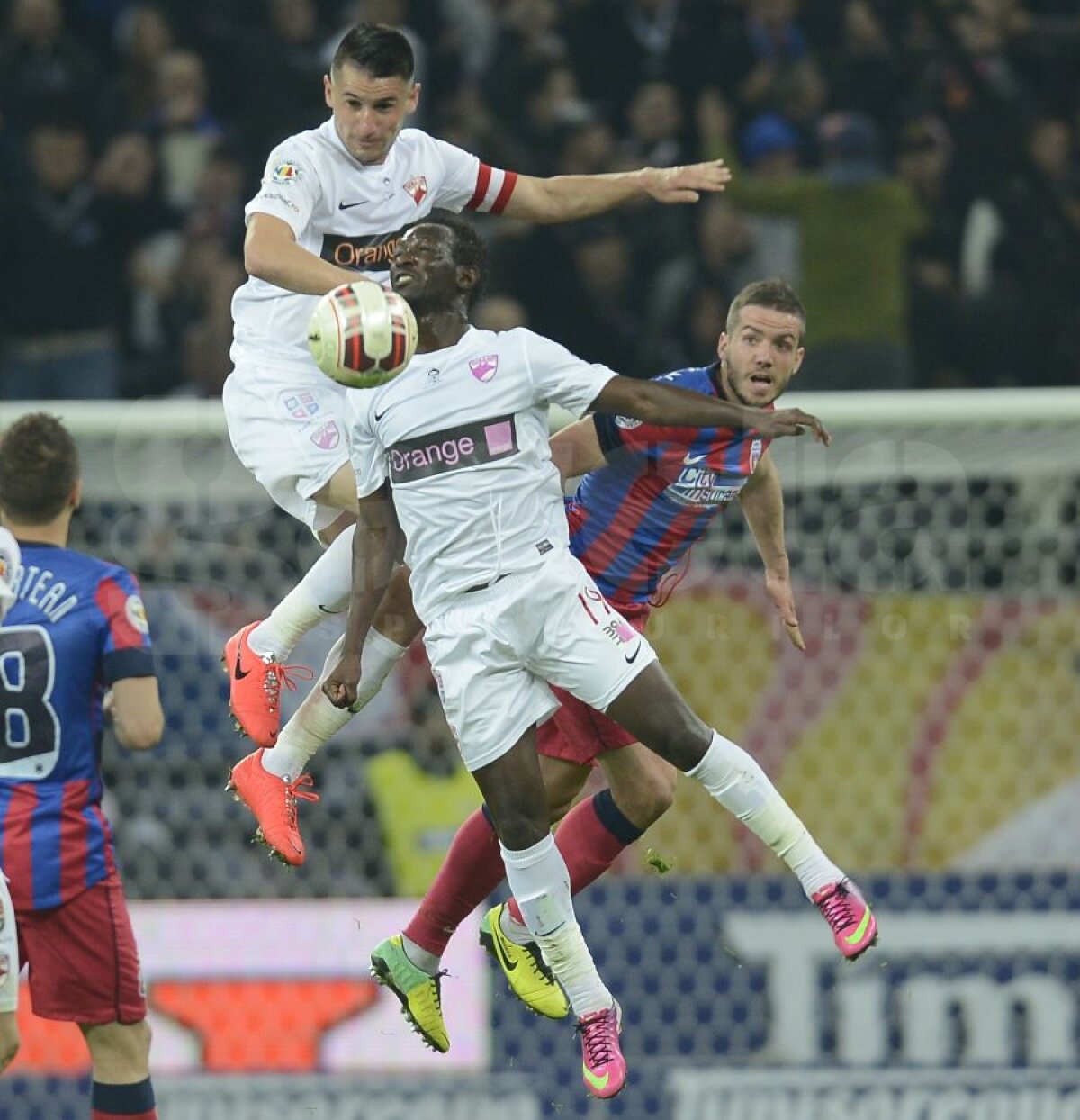 FOTO Fanii cîntă Bolero, jucătorii lui Stoican Marş Funebru » Dinamo - Steaua 1-1 (3-6) şi roş-albaştrii vor juca finala Cupei cu Astra