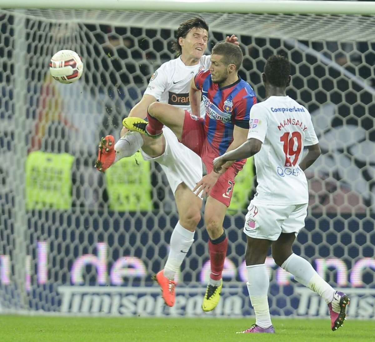 FOTO Fanii cîntă Bolero, jucătorii lui Stoican Marş Funebru » Dinamo - Steaua 1-1 (3-6) şi roş-albaştrii vor juca finala Cupei cu Astra