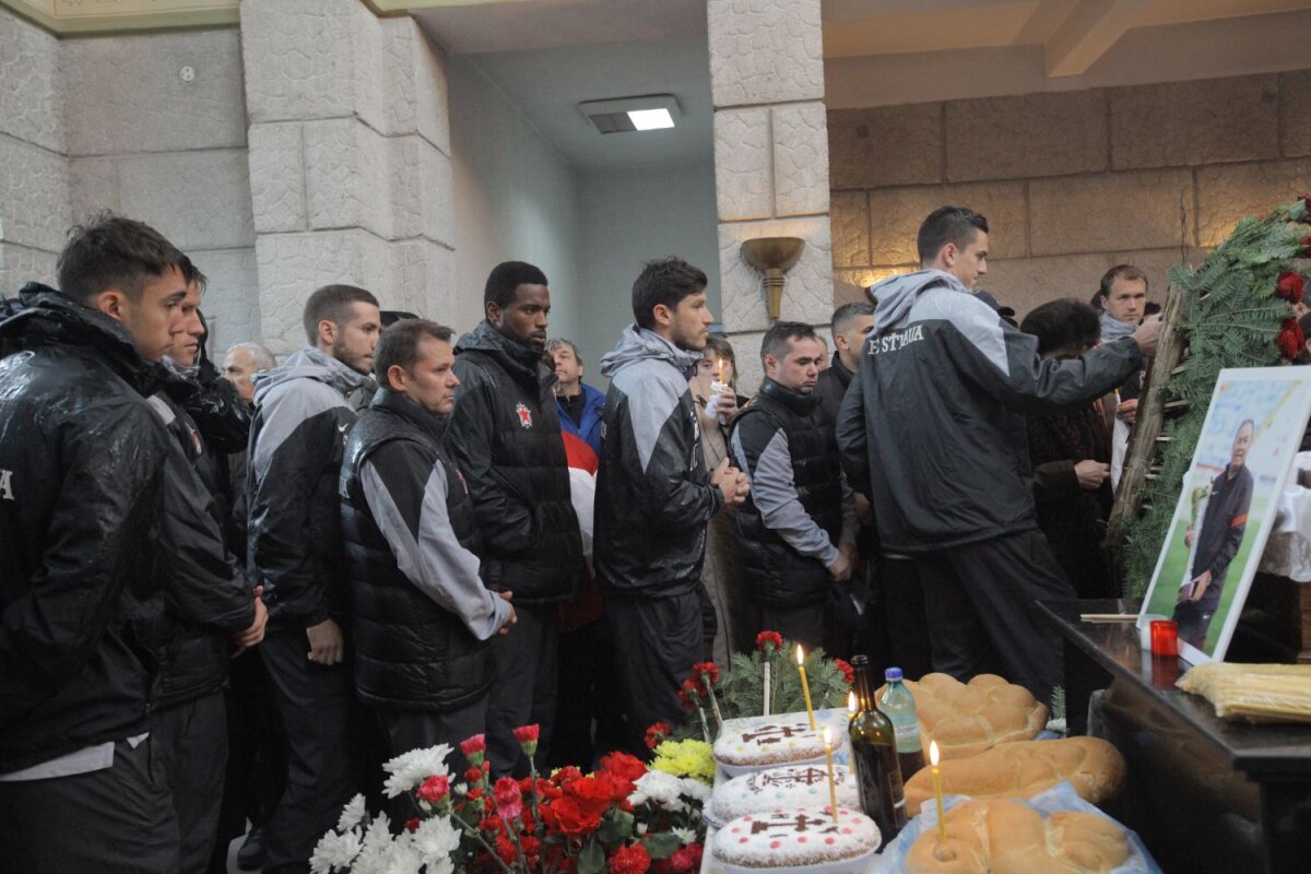 FOTO Lacrimi din cer pentru nea Mitică! » Jucătorii Stelei au participat la înmormîntarea masorului Dumitru Neagu