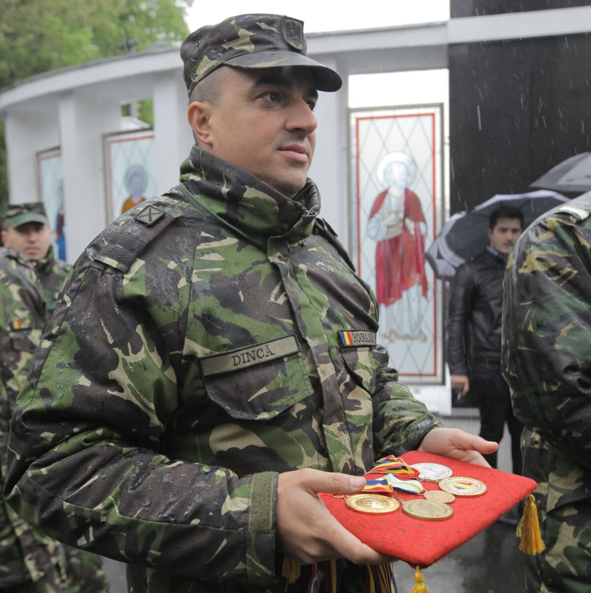 FOTO Lacrimi din cer pentru nea Mitică! » Jucătorii Stelei au participat la înmormîntarea masorului Dumitru Neagu