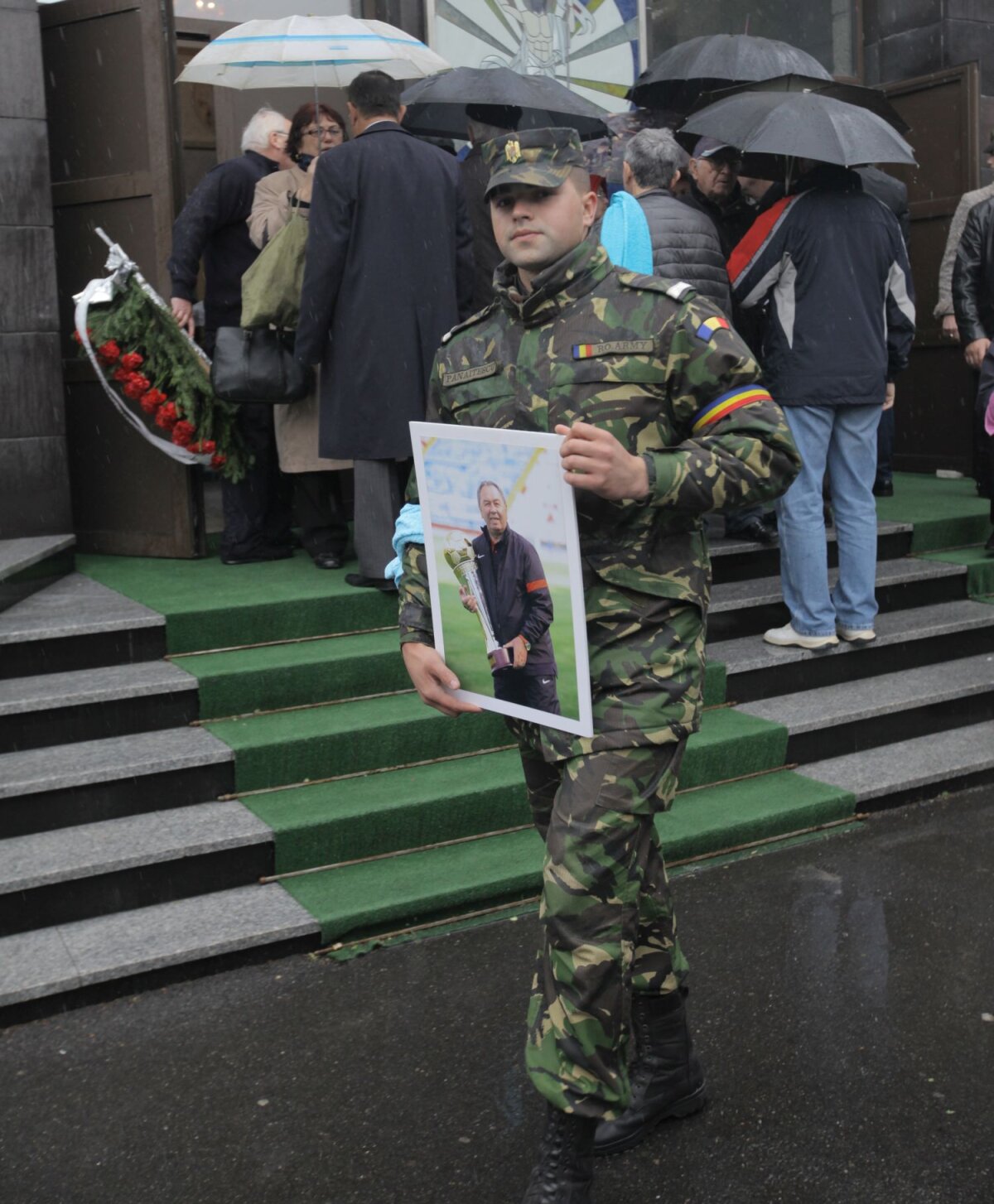 FOTO Lacrimi din cer pentru nea Mitică! » Jucătorii Stelei au participat la înmormîntarea masorului Dumitru Neagu