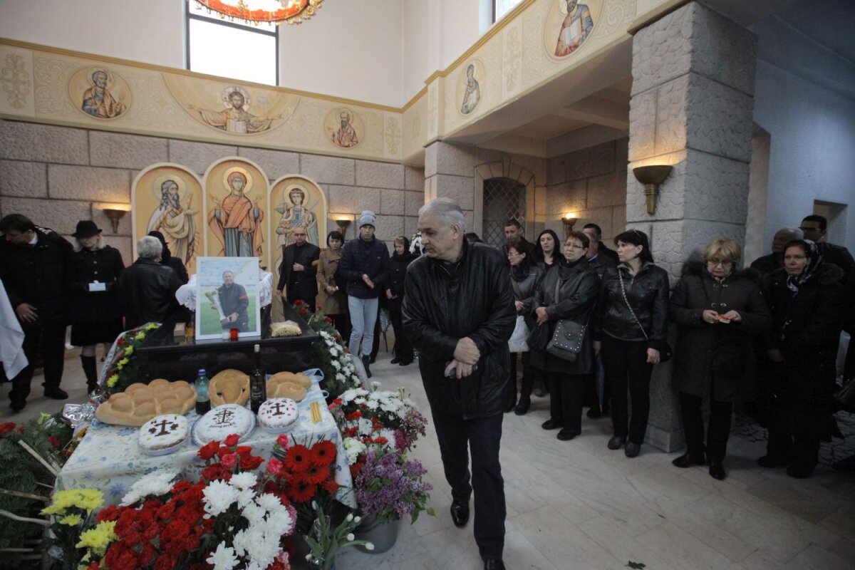 FOTO Lacrimi din cer pentru nea Mitică! » Jucătorii Stelei au participat la înmormîntarea masorului Dumitru Neagu