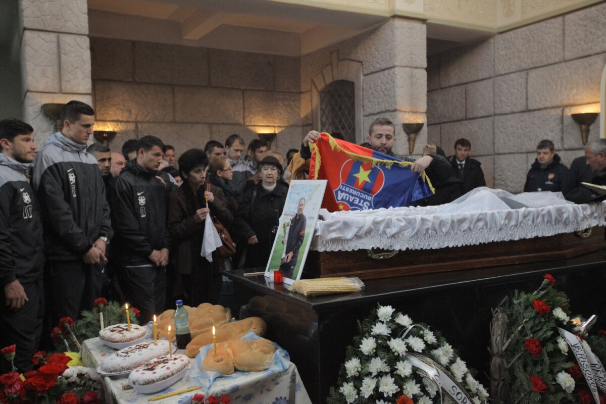 FOTO Lacrimi din cer pentru nea Mitică! » Jucătorii Stelei au participat la înmormîntarea masorului Dumitru Neagu